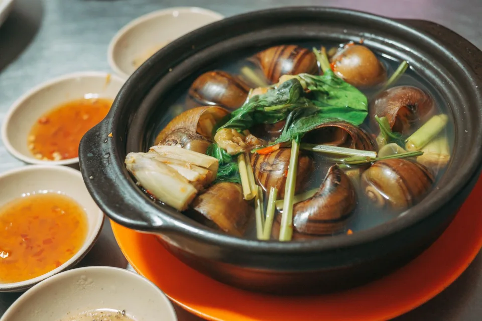 Tô bún nóng, nước dùng trong — khách ăn hết sạch